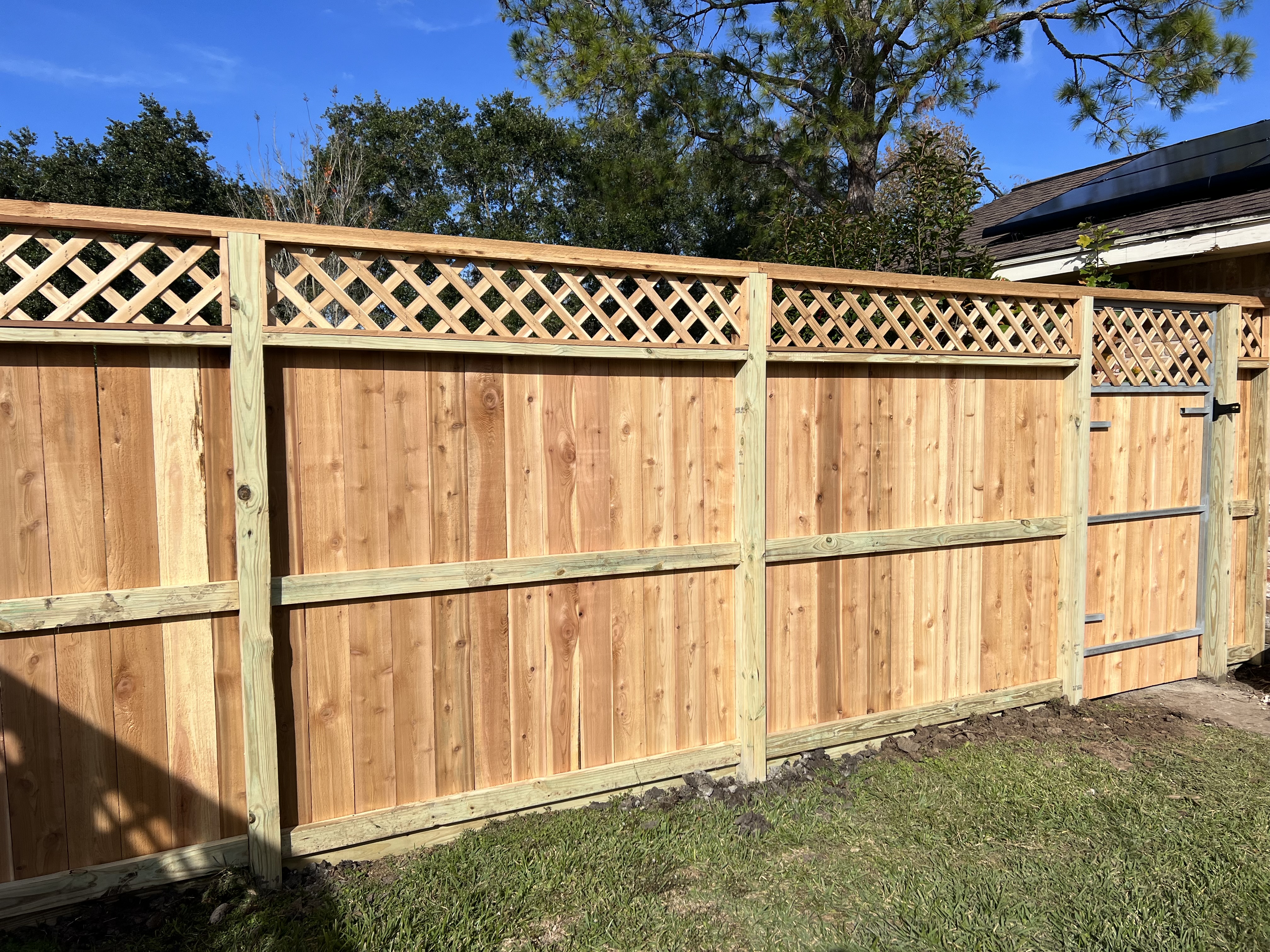 custom_fence_with_lattice_cap_rot_board
